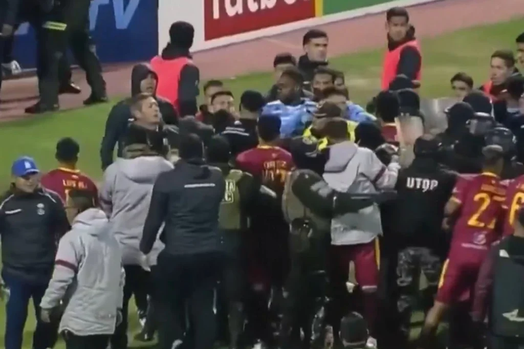 Briga generalizada: jogo na Bolívia termina com 17 expulsos e feridos Briga generalizada: jogo na Bolívia termina com 17 expulsos e feridos
