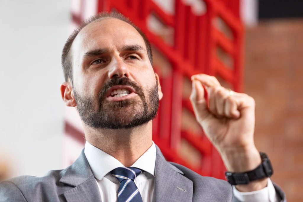 Eduardo Bolsonaro muda tom e admite apoiar Tarcísio contra Lula Eduardo Bolsonaro muda tom e admite apoiar Tarcísio contra Lula