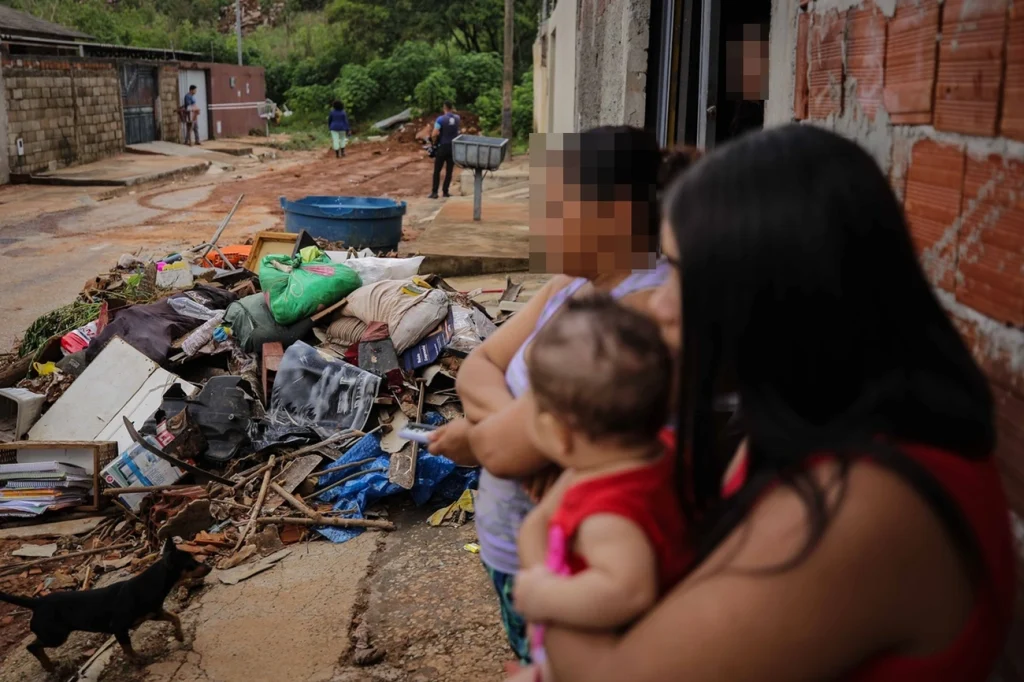 Moradores que perderam tudo no Entorno desabafam: “Água não espera” Moradores que perderam tudo no Entorno desabafam: “Água não espera”
