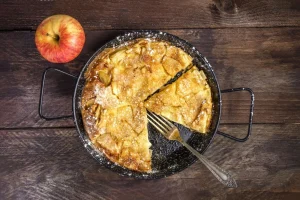 Torta de maçã na frigideira pronta em poucos minutos