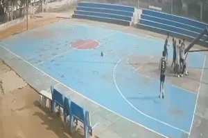 Vídeo: jogador de 16 anos morre esmagado por cesta durante treino na Índia