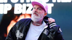 A irritada reação de Fred Durst após fã sacar celular no palco do Limp Bizkit