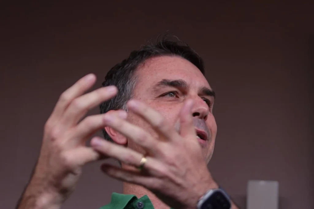 Após ser escolhido por Bolsonaro, Flávio nega racha e elogia Tarcísio.Vídeo Após ser escolhido por Bolsonaro, Flávio nega racha e elogia Tarcísio.Vídeo