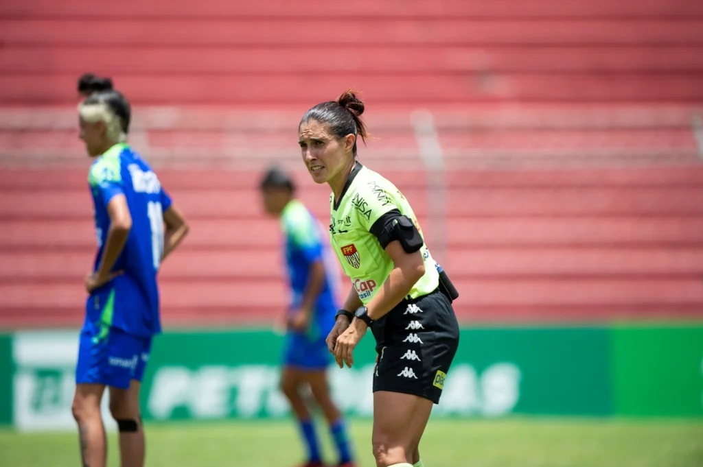 Árbitra não expulsa atleta com dois cartões amarelos em partida em SP Árbitra não expulsa atleta com dois cartões amarelos em partida em SP