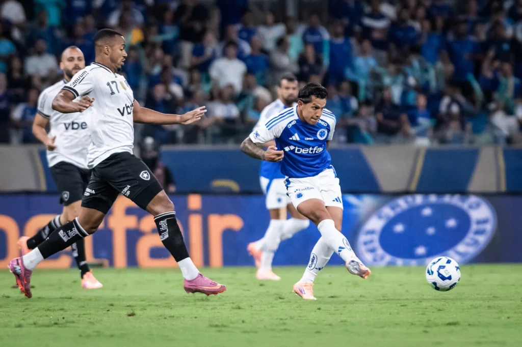 Botafogo marca no fim e arranca empate com o Cruzeiro pelo Brasileirão Botafogo marca no fim e arranca empate com o Cruzeiro pelo Brasileirão