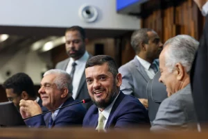 Confusão marca sessão da Alerj que decidiu sobre prisão de Bacellar