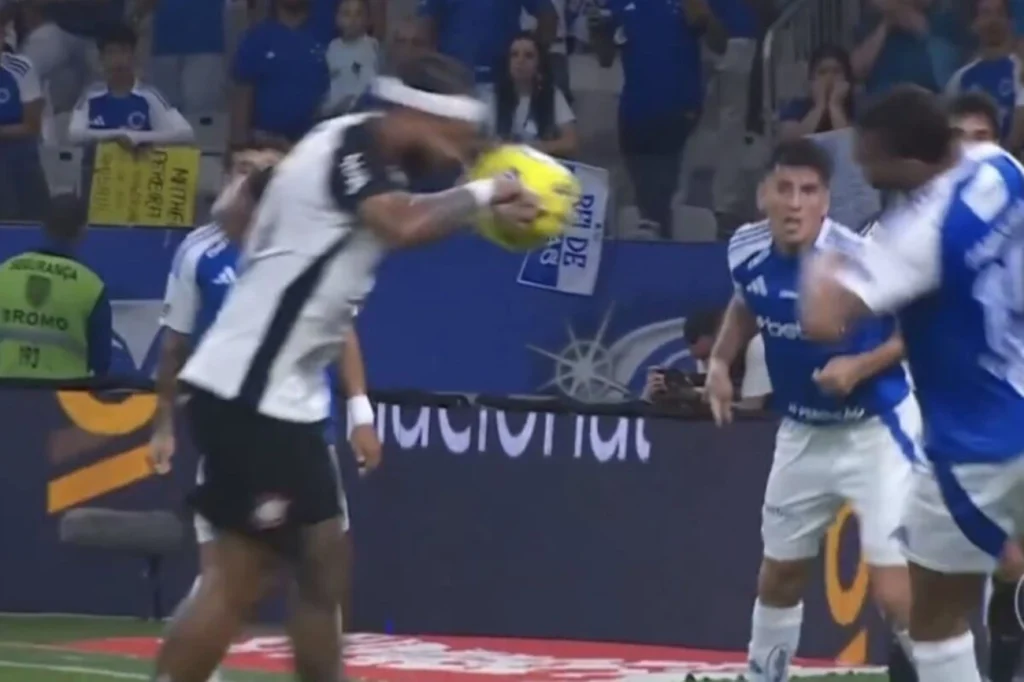 Cruzeiro cobra justiça contra o Corinthians com vídeo que confirma dúvida Cruzeiro cobra justiça contra o Corinthians com vídeo que confirma dúvida