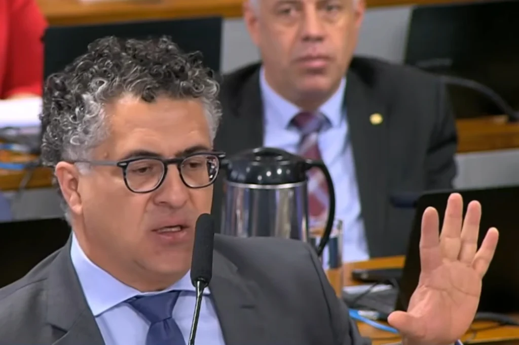 “Fica na sua, papagaio de pirata”, diz deputado do PT para Zé Trovão.Vejavídeo