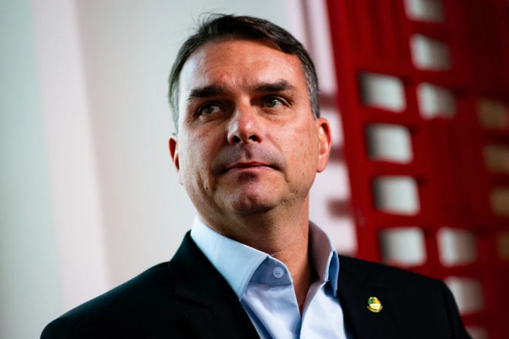 Flávio Bolsonaro parabeniza Carlos pelo aniversário: “Missão”. Vídeo Flávio Bolsonaro parabeniza Carlos pelo aniversário: “Missão”. Vídeo