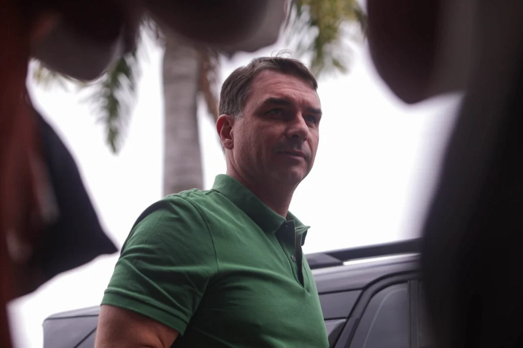 Flávio se define como um “Bolsonaro diferente” e “muito mais centrado” Flávio se define como um “Bolsonaro diferente” e “muito mais centrado”