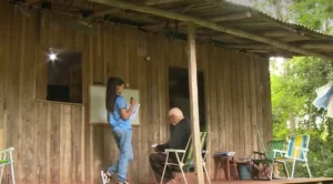 Menina de 11 anos ensina bisavô de 91 a ler e escrever em só 1 ano