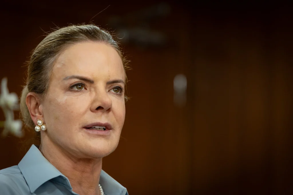 Gleisi se pronuncia sobre escolha de Flávio Bolsonaro como candidato Gleisi se pronuncia sobre escolha de Flávio Bolsonaro como candidato