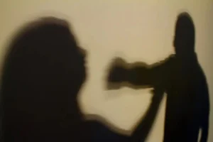 Homem agride companheira com mordidas perto de delegacia em Manacapuru