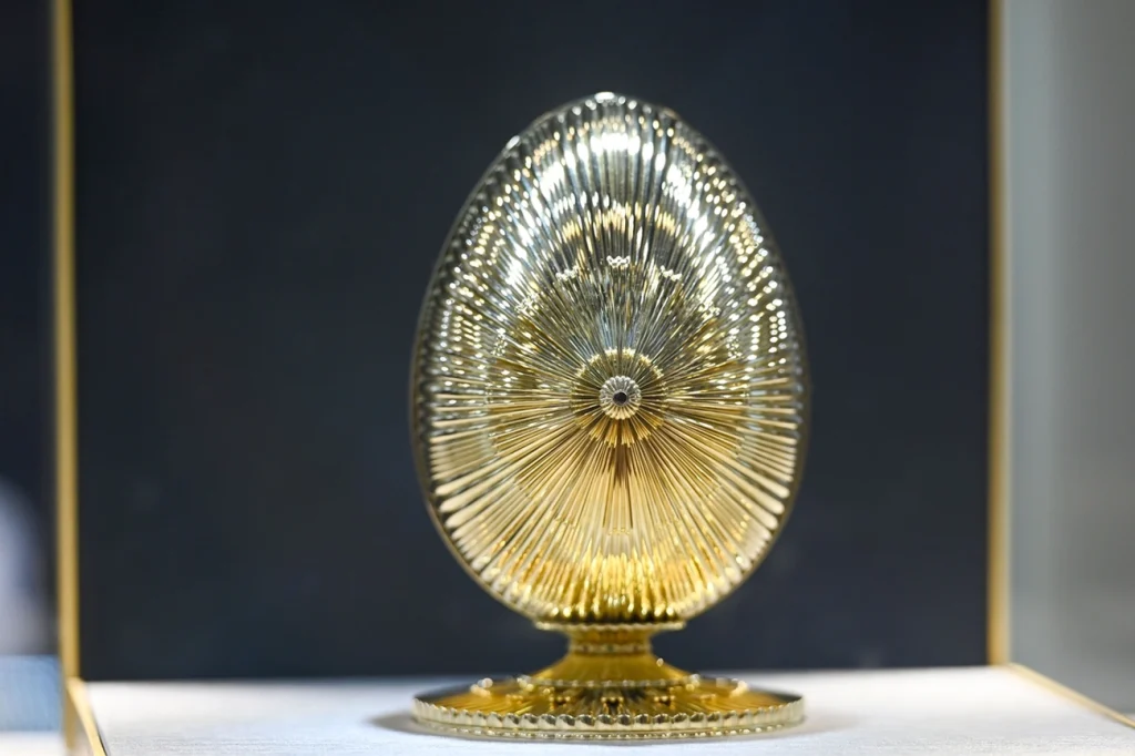 Homem é preso após roubar e engolir ovo Fabergé inspirado em 007