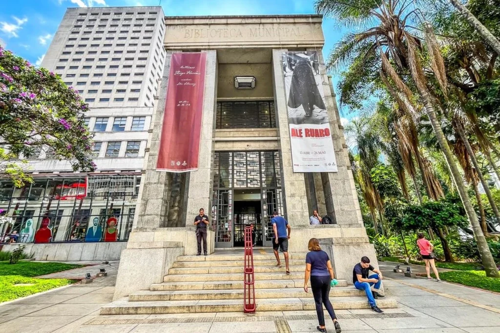 Homens armados invadem e roubam Biblioteca Mário de Andrade, no centro Homens armados invadem e roubam Biblioteca Mário de Andrade, no centro