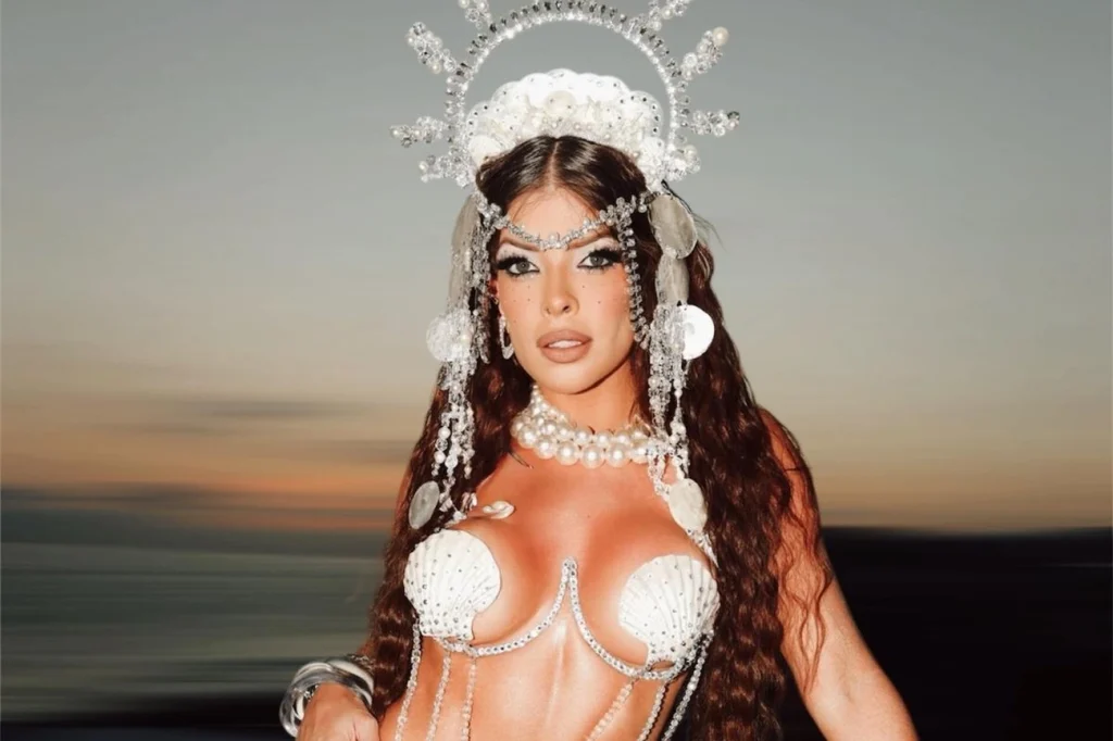 Jaquelline Grohalski usa acessório de 4 kg para evento de samba no Rio Jaquelline Grohalski usa acessório de 4 kg para evento de samba no Rio