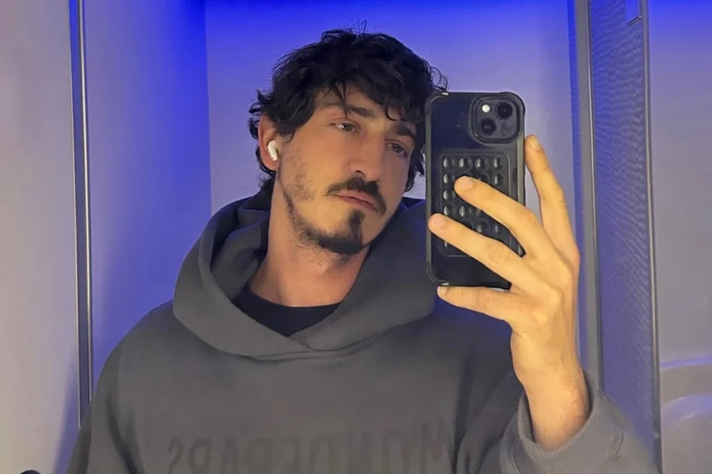 Johnny Massaro vive affair com estudante, diz site. Saiba quem é Johnny Massaro vive affair com estudante, diz site. Saiba quem é