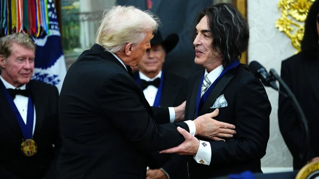 Kiss e Sylvester Stallone recebem medalhas do Salão Oval dos EUA Kiss e Sylvester Stallone recebem medalhas do Salão Oval dos EUA