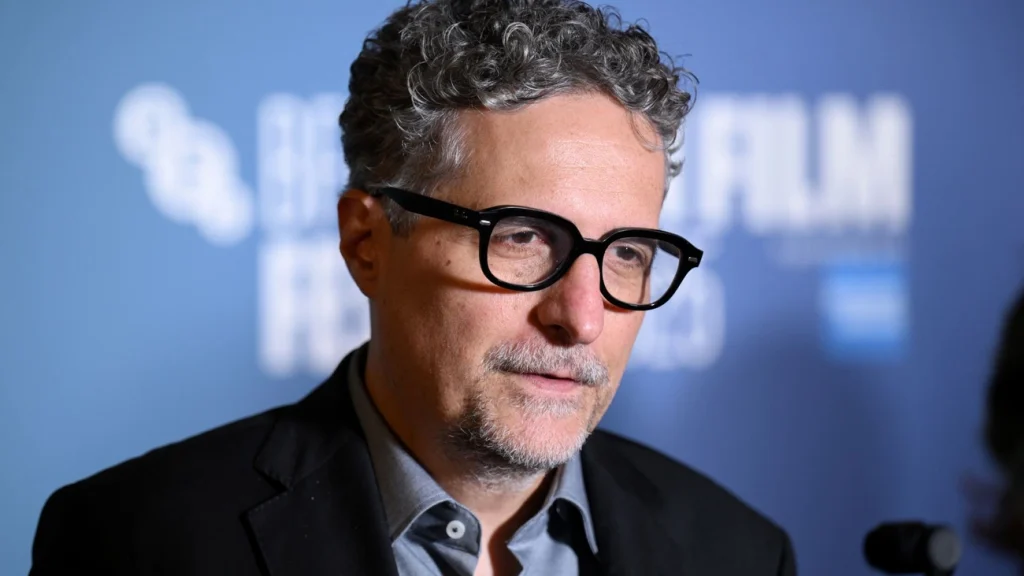 Kleber Mendonça Filho, de ‘O Agente Secreto’, defende ida ao cinema: ‘Estamos vivendo uma crise’