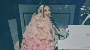 Lady Gaga apresenta show inédito no YouTube na véspera de Natal agora