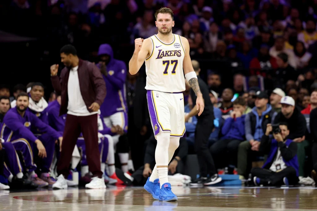 Lakers vencem 76ers com brilho de Doncic. Veja os resultados da NBA Lakers vencem 76ers com brilho de Doncic. Veja os resultados da NBA