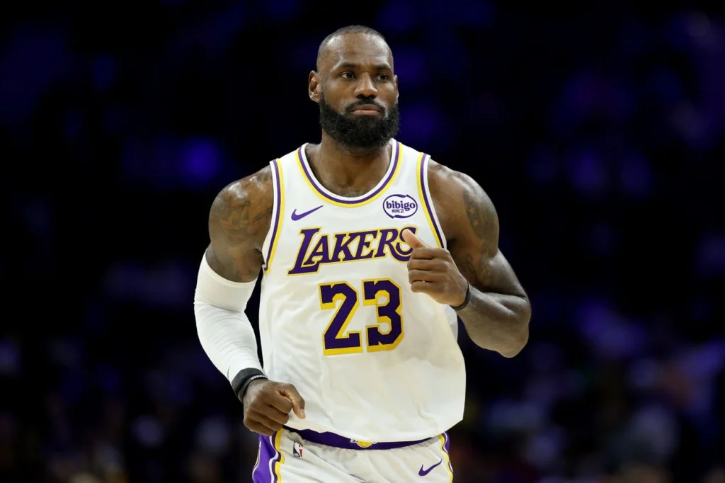 Lakers vencem 76ers e Lebron James atinge marca histórica na NBA Lakers vencem 76ers e Lebron James atinge marca histórica na NBA