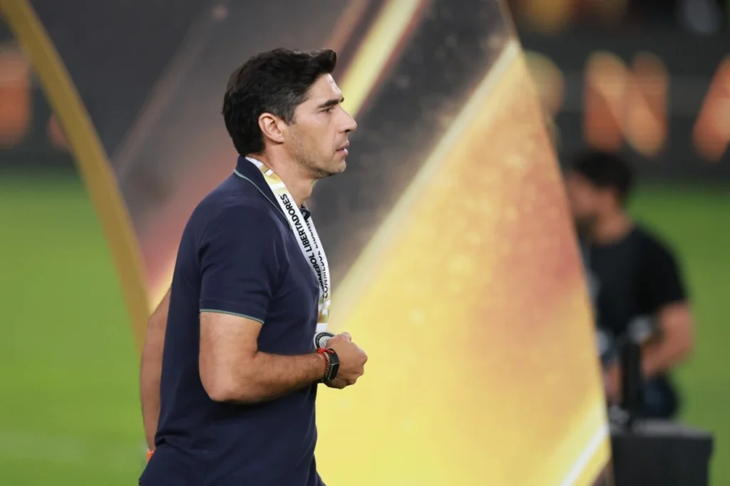 Libertadores: veja reação de Abel Ferreira ao receber medalha de vice
