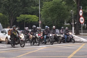 Lideranças querem que apps paguem taxas e custos do mototáxi em SP.Vejavídeo