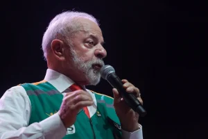 Lula avalia veto que pode livrar Bolsonaro de pena por crimes golpistas hoje