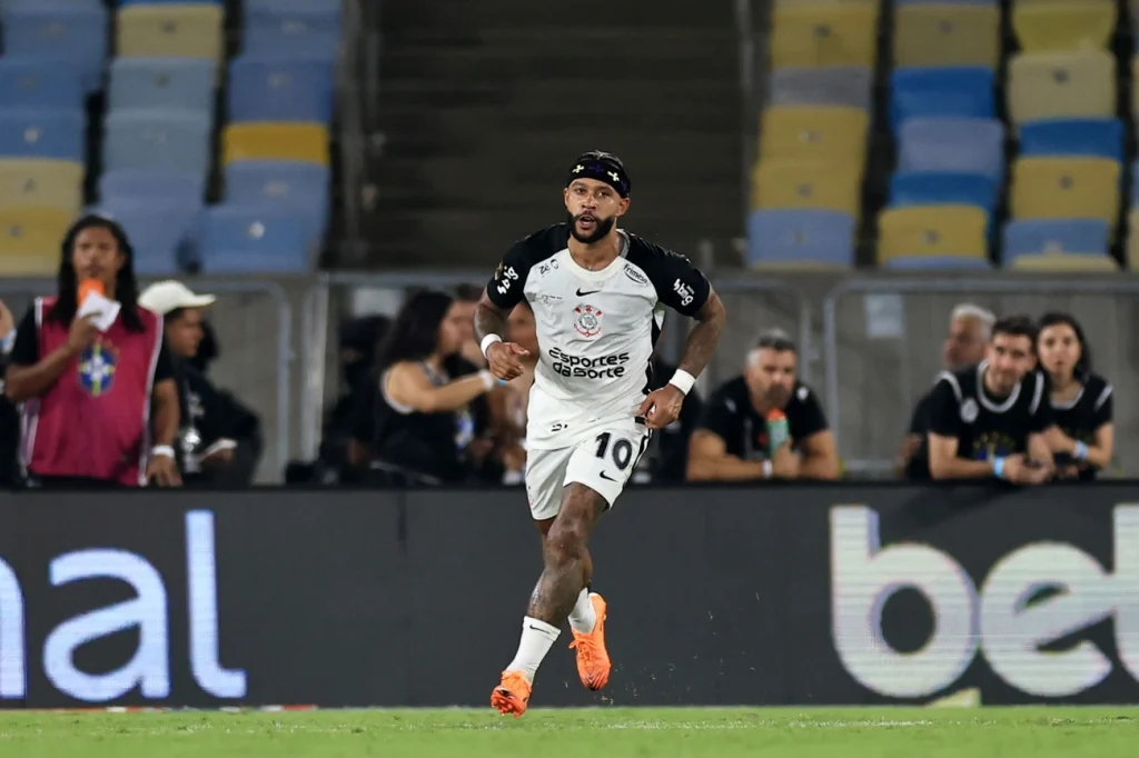 Memphis Depay decide jogo da Copa do Brasil para o Corinthians agora