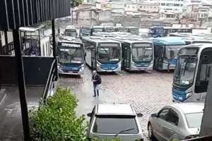 Motoristas entram em greve e ônibus são recolhidos em São Paulo.Vejavídeo