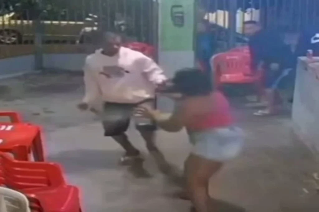 Mulher é atacada com facão dentro de bar no DF; PM prende agressor.Vejavídeo Mulher é atacada com facão dentro de bar no DF; PM prende agressor.Vejavídeo