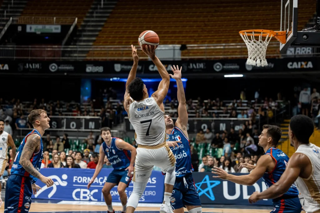 NBB: Brasília Basquete ultrapassa os 100 pontos e vence o Fortaleza NBB: Brasília Basquete ultrapassa os 100 pontos e vence o Fortaleza