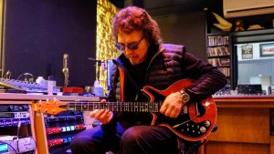 Brian May dá a Tony Iommi réplica exclusiva de sua guitarra Red Special canhota hoje