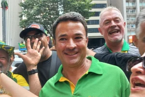 “Pauta hoje é anistia”, diz Mello Araújo sobre ato contra feminicídio