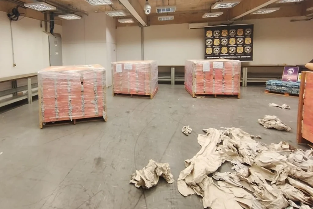 PF e Receita apreendem 1,2 tonelada de cocaína camuflada em aeroporto.Vejavídeo PF e Receita apreendem 1,2 tonelada de cocaína camuflada em aeroporto.Vejavídeo