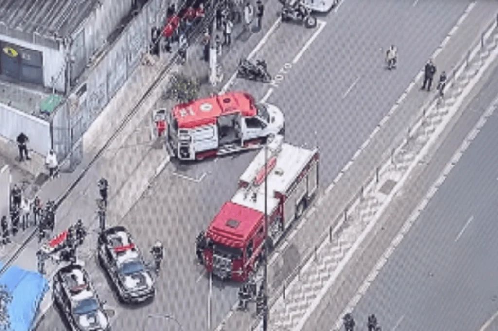 Polícia apura suposta bomba em bolsa de homem que se esfaqueou na Sé Polícia apura suposta bomba em bolsa de homem que se esfaqueou na Sé