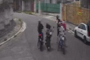 Policial aposentado reage a assalto e mata suspeito na zona oeste.Vejavídeo
