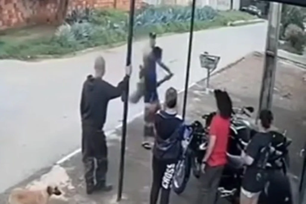 Policial militar dá rasteira em suspeito durante abordagem no Entorno.Vejavídeo Policial militar dá rasteira em suspeito durante abordagem no Entorno.Vejavídeo