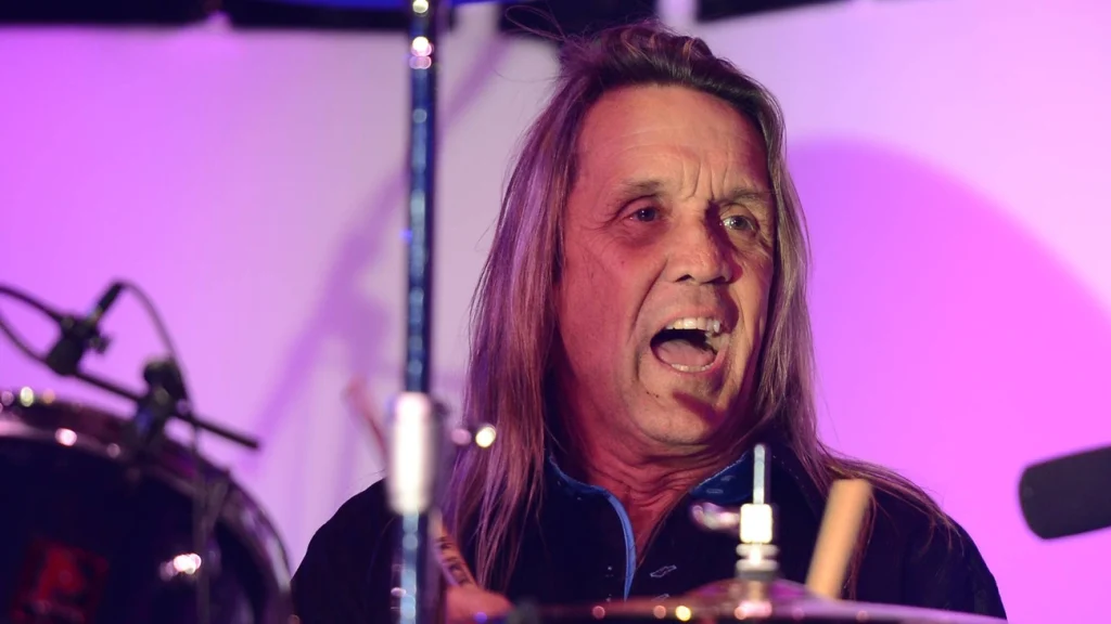 Nicko McBrain o erro que quase o tirou do Iron Maiden Nicko McBrain o erro que quase o tirou do Iron Maiden