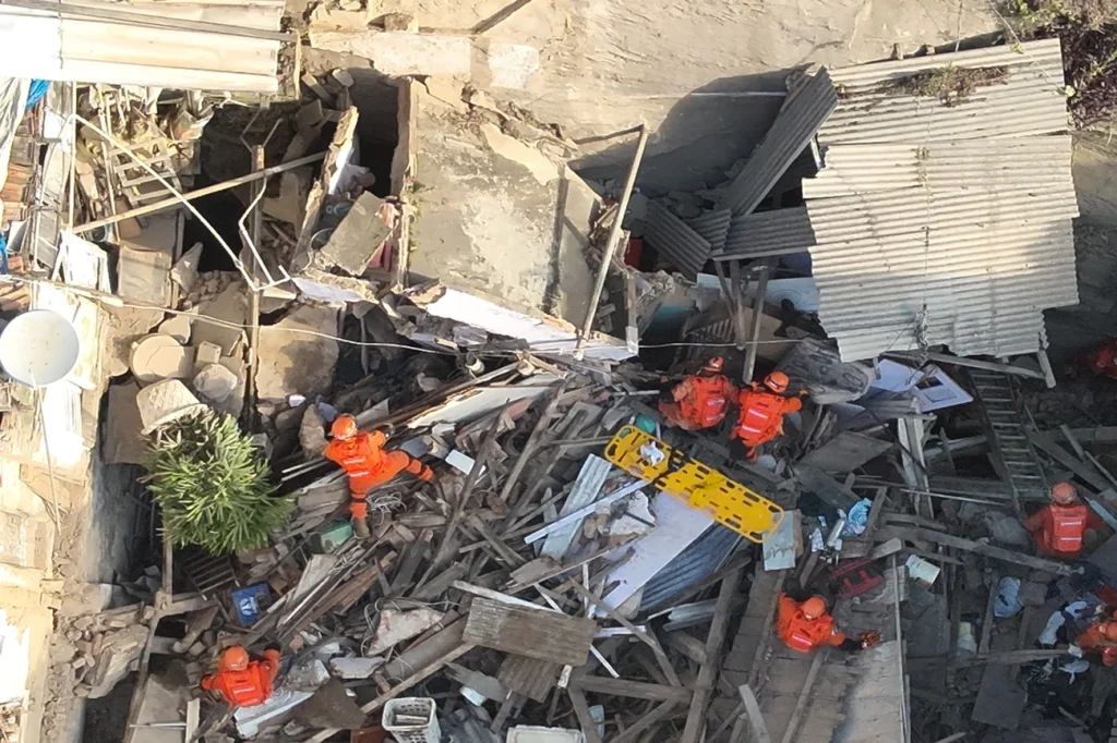 Rio: parte de sobrado no Catete desaba e deixa ao menos 16 feridos.Vejavídeo Rio: parte de sobrado no Catete desaba e deixa ao menos 16 feridos.Vejavídeo