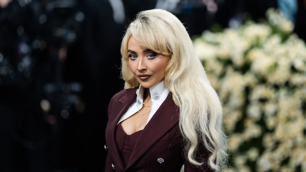 Sabrina Carpenter responde vídeo anti-imigração da Casa Branca que utiliza sua música Sabrina Carpenter responde vídeo anti-imigração da Casa Branca que utiliza sua música