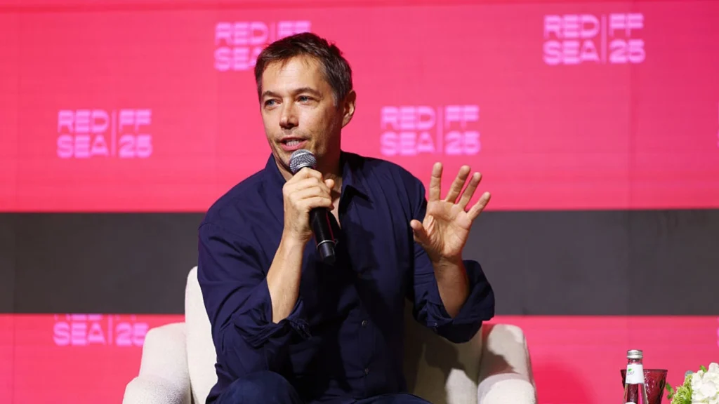 Sean Baker, vencedor do Oscar por ‘Anora’, critica acordo entre Netflix e Warner Sean Baker, vencedor do Oscar por ‘Anora’, critica acordo entre Netflix e Warner