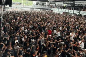 Corintianos tomam a sede da Gaviões da Fiel antes da final da Copa do Brasil