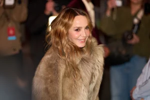 Sylvie Grateau, de Emily em Paris, mostra como ter relacionamentos saudáveis hoje