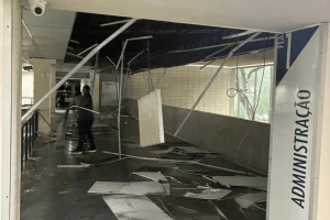 Tetos de faculdades da USP desabam durante tempestade em SP