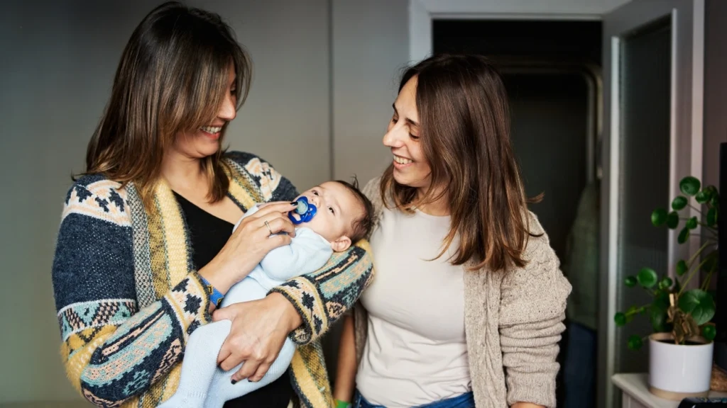 Virou vovó, vovô, tio ou tia? Veja cuidados na hora de visitar um bebê Virou vovó, vovô, tio ou tia? Veja cuidados na hora de visitar um bebê