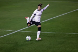 Zagueira recebe prêmio da CBF por gol mais bonito da temporada 2025