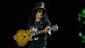 Slash revela a música mais difícil do Guns N Roses de tocar ao vivo agora