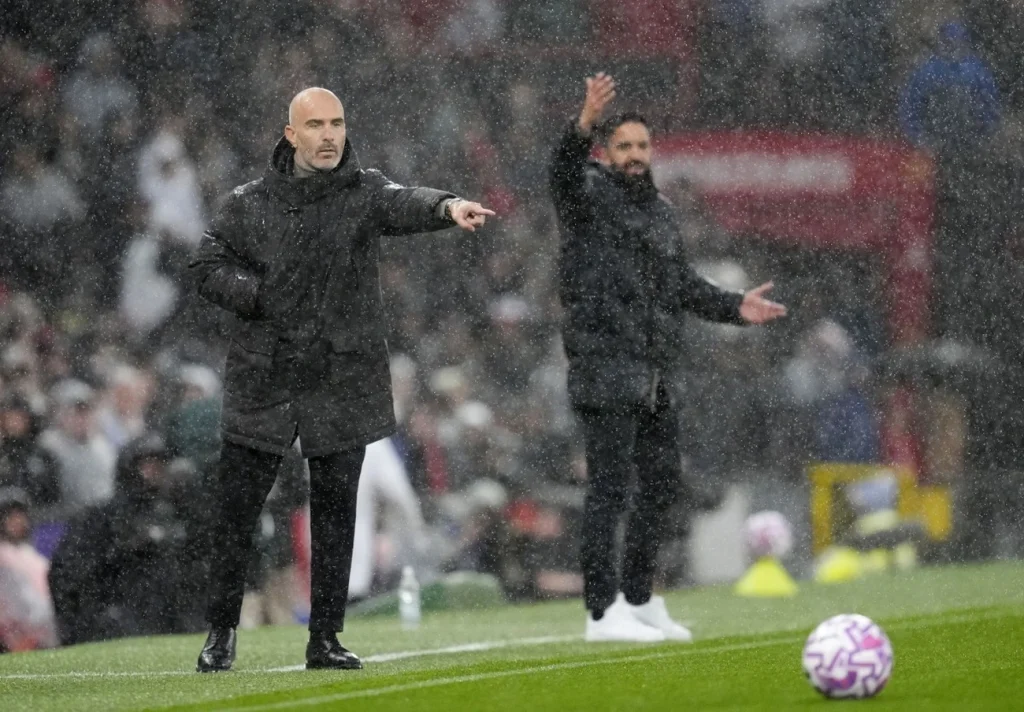 Chelsea e United demitem treinadores premiados agora Chelsea e United demitem treinadores premiados agora